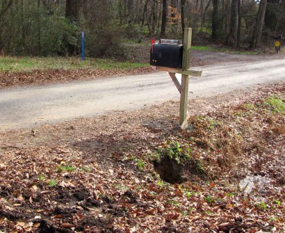 Black rural mailbox now upright.