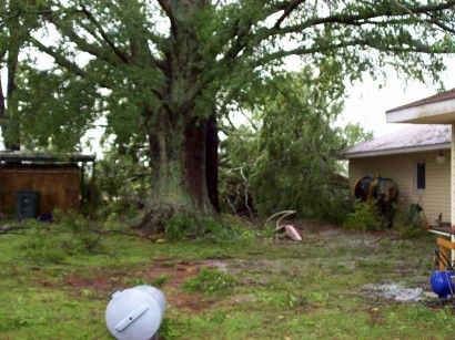 tornado-damage tornado aftermath damage picture